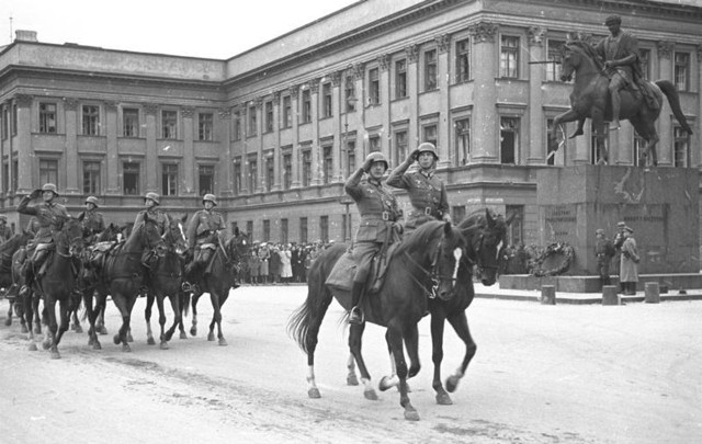 Żołnierze Wehrmachtu defilują przed Belwederem. Początek października 1939 r.