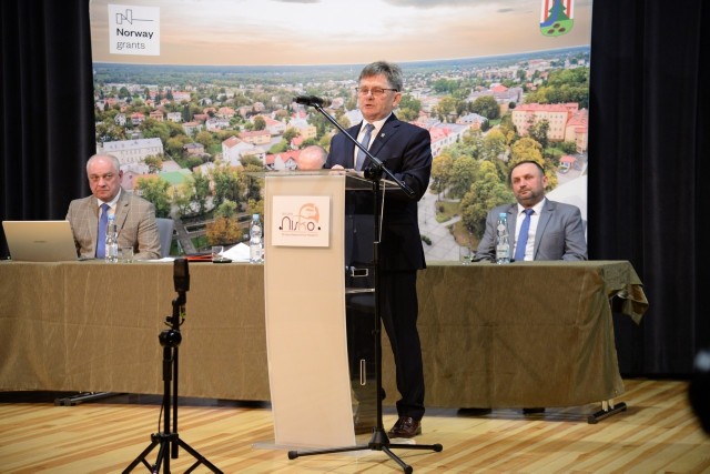 Burmistrz Niska Waldemar Ślusarczyk podczas uroczystej sesji Rady Miejskiej