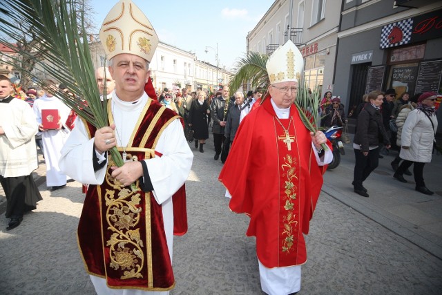 Procesję poprowadzili  były i obecny y biskup, zapowiada mękę. śmierć i zmartwychwstanie Jezusa.