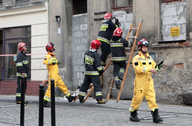 Strop runął dziś po południu w kamienicy przy ul. Kościelnej 31 w Grudziądzu. Budynek nie był zamieszkany. Na miejscu działają m.in. strażacy z grupy ratowniczo - poszukiwawczej z Chełmży. Częściowo ulica Kościelna jest zamknięta dla ruchu. Ewakuowano 15 lokatorów z pobliskich czterech kamienic. W miarę upływu czasu, do domów wracają kolejni lokatorzy z sąsiednich budynków, których nie było w momencie rozpoczęcia akcji. Także są ewakuowani.  