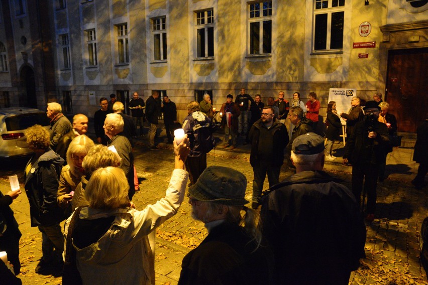 Suweren mówi NIE - protest przed sądem w Opolu