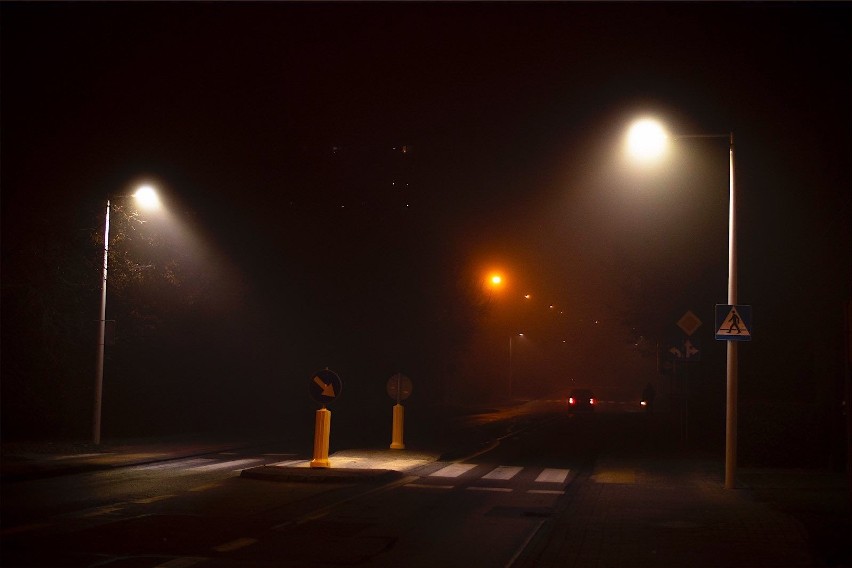 Doświetlone przejście dla pieszych podczas wieczornej mgły.
