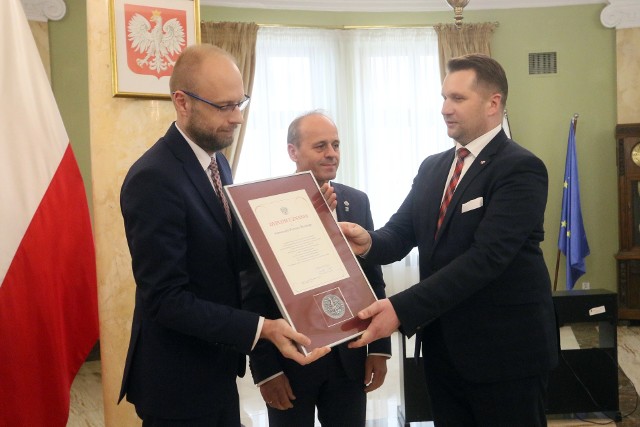 Przemysław Czarnek w połowie maja nagrodził medalami i dyplomami samorządy, które przyjęły takie uchwały