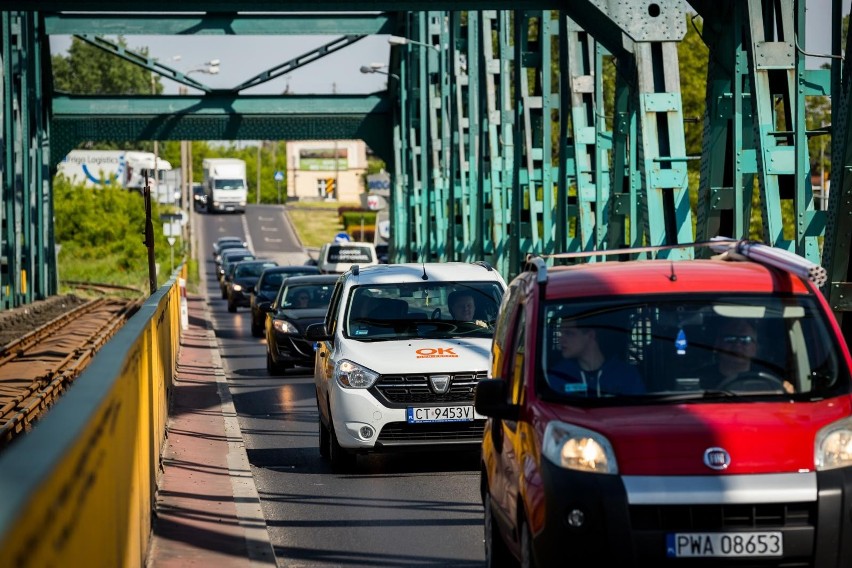 Pasy są za wąskie także w świetle obowiązujących przepisów,...