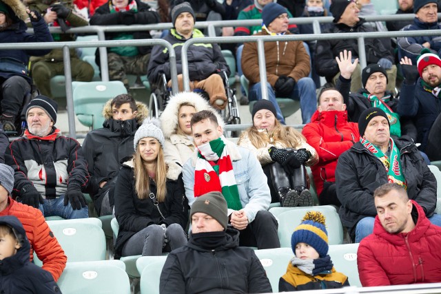 ŚLĄSK WROCŁAW - ZAGŁĘBIE LUBIN 0:0. Ponad 10 tys. osób oglądało na stadionie Tarczyński Arena derby Dolnego Śląska. Goli nie było, ale momentami spotkanie było całkiem ciekawe. WKS urwał punkt, ale wciąż czeka na przerwanie serii meczów bez zwycięstwa. Zagłębie może się chyba cieszyć, że nie przegrało we Wrocławiu.BYŁEŚ NA MECZU? ZNAJDŹ SIĘ NA ZDJĘCIACH! WAŻNE! Do kolejnych zdjęć możesz przejść za pomocą gestów na telefonie lub strzałek obok.