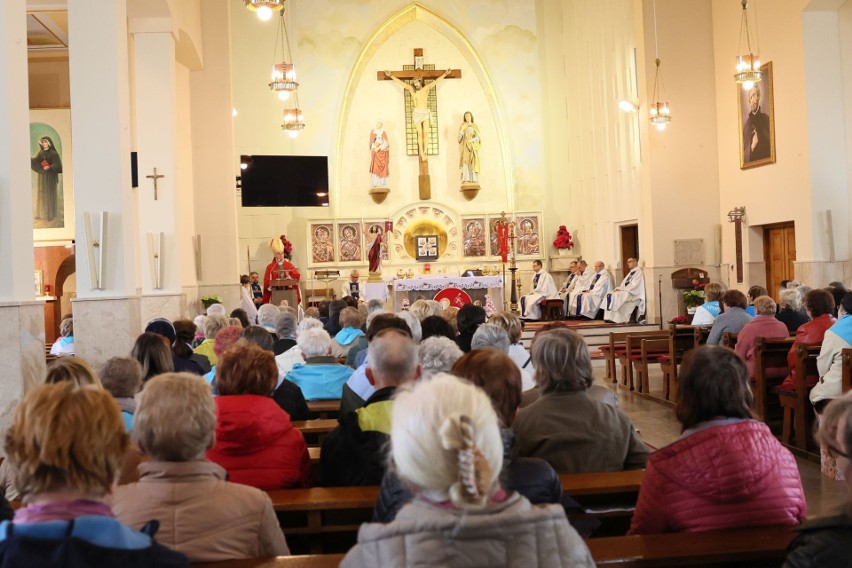 Wiele osób uczestniczyło w Wiosennym Zjeździe Diecezjalnym Apostolatu Maryjnego w Morawicy. Były życzenia dla biskupa Mariana Florczyka 
