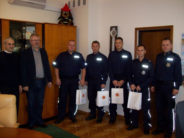 Nowi policjanci podczas spotkania z władzami gminy Barcin