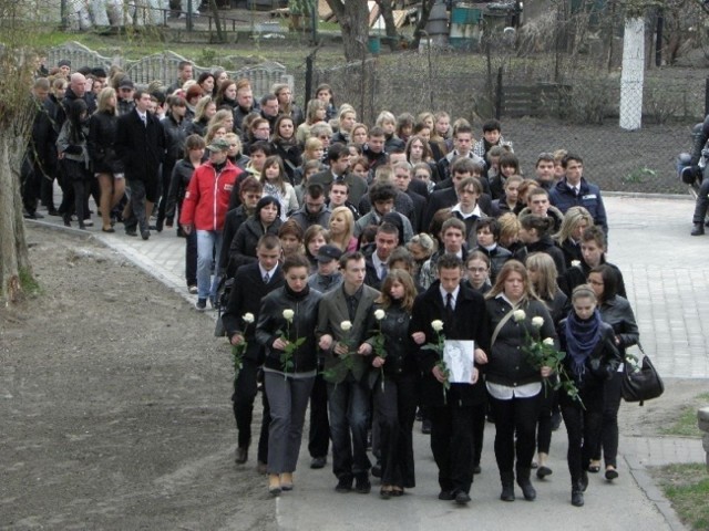 Uczestnicy marszu milczenia w Kruszwicy, który w 2011 roku zorganizowano po zabójstwie Justyny, uczennicy inowrocławskiego "Gastronomika".