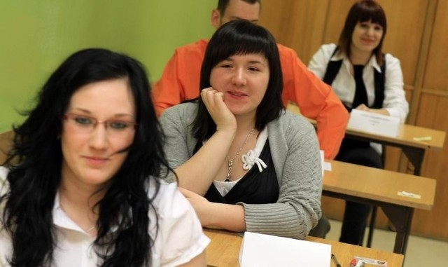 Dziś zaczęli jeden z najważniejszych egzaminów w życiu. Na zdjęciu: maturzyści z IX LO w Bydgoszczy.