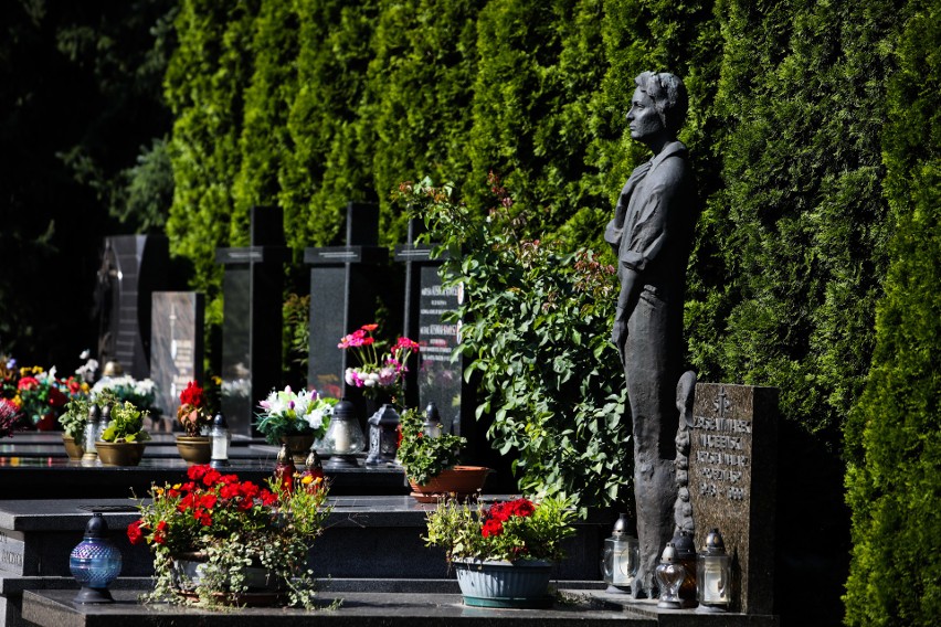 Z cyklu krakowskie cmentarze: Salwator - groby piękne, niezwykłe, dzieła sztuki [ZDJĘCIA]