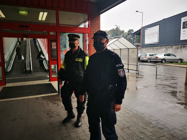 Policjanci z Brodnicy od soboty, 10 października sprawdzają, czy mieszkańcy zasłaniają w miejscach publicznych usta i nos