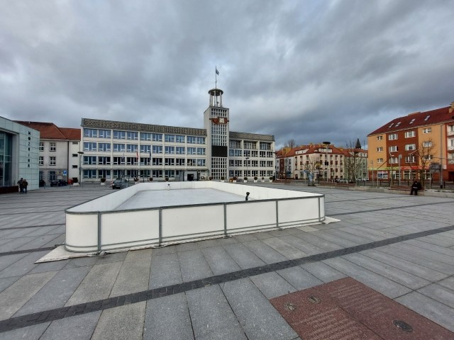 Tak w poniedziałkowe popołudnie wyglądało lodowisko przed koszalińskim ratuszem.