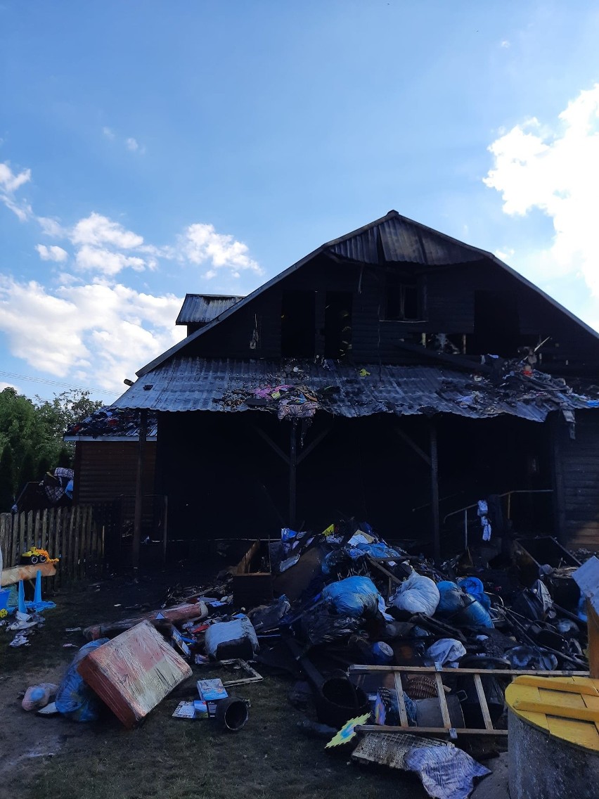 Gmina Wyszki. Pożar strawił dom, siedmioosobowa rodzina została bez dachu nad głową