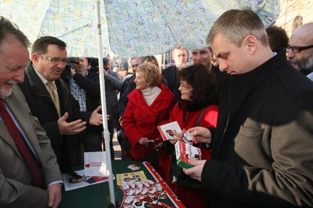 Z prawej Grzegorz Napieralski z witaminami