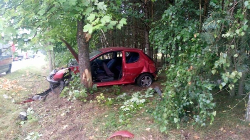 Krasocin. Samochód osobowy wypadł z drogi i zatrzymał się na drzewie. Strażacy wydobywali kobietę