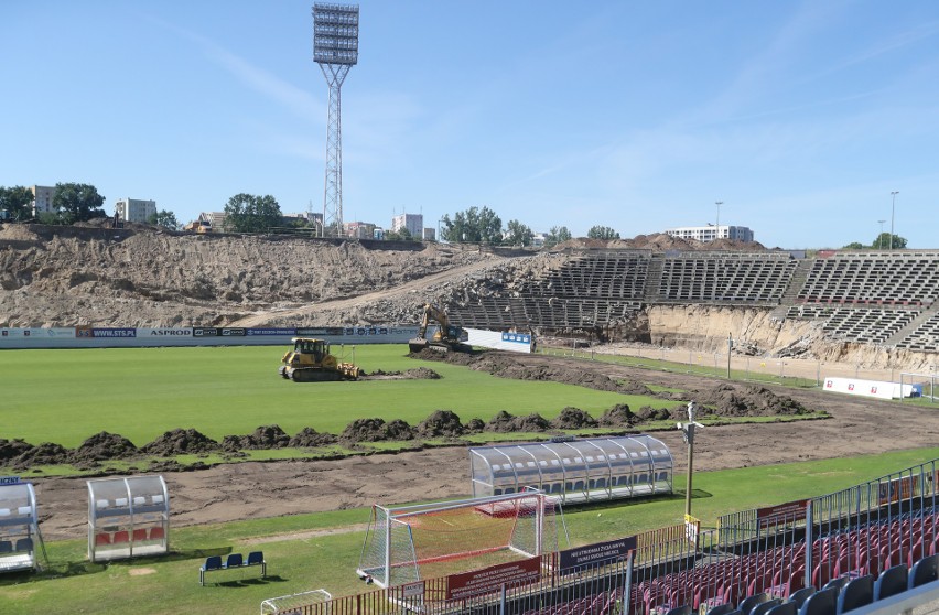 Trwa wymiana murawy na stadionie Pogoni [ZDJĘCIA]