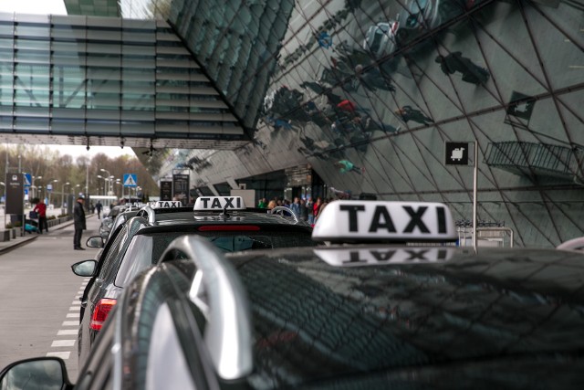 Taksówki na lotnisku. Katowice Airport od 2021 mają swoją korporację.Zobacz kolejne zdjęcia. Przesuwaj zdjęcia w prawo - naciśnij strzałkę lub przycisk NASTĘPNE