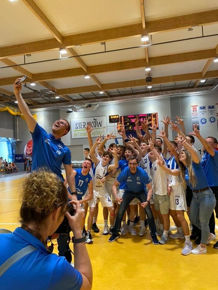 Tak drużyna Enei Basketu Junior Poznań cieszyła się po...