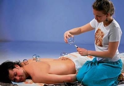 Maria Kalita w trakcie wykonywania masażu Kunye z wykorzystaniem baniek i muszli Fot. Marina Kulikowa