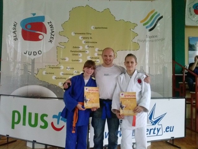 Zawodniczki Akademii Judo Rzeszów Justyna Kuna (z lewej) i Aleksandra Grabowska z trenerem Marcinem Paśko.