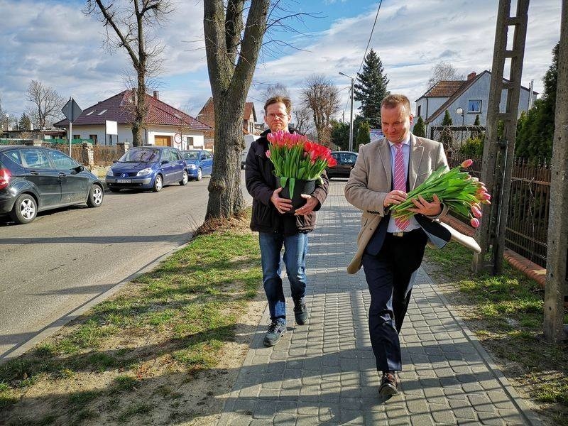 Burmistrz Gniewkowa Adam Straszyński wyszedł z ratusza i...