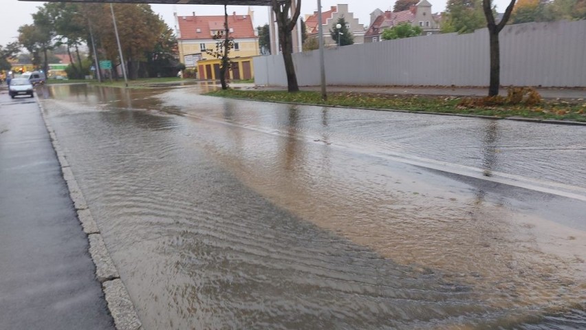 Na ulicy Pierwszej Brygady w Stargardzie usuwana jest duża awaria magistrali wodnej. MPGK zapowiada, że prace mogą potrwać do końca dnia   