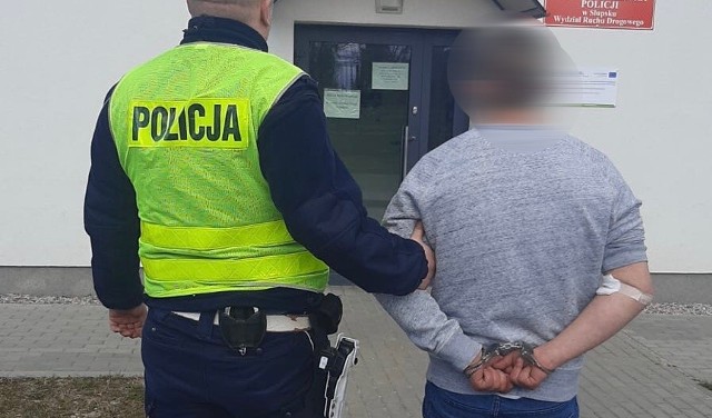 Słupska policja zatrzymała we wtorek młodego kierowcę, który za kółko wsiadł pod wpływem narkotyków i wydanym sądowo zakazem prowadzenia pojazdów.