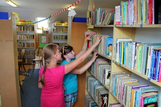 Część książek, które dotychczas były dostępne w szkole, przejdzie na własność biblioteki publicznej. Najbardziej zniszczone i najmniej warte publikacje będą natomiast zutylizowane.