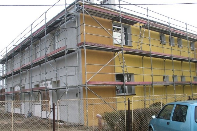 Dofinansowanie w wysokości 2 milionów 950 tysięcy złotych zostanie przeznaczone na kontynuację remontu budynków wielofunkcyjnych na osiedlu Wielowieś: Na zdjęciu bydynek przedszkola.
