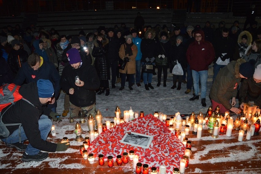 Mieszkańcy Stalowej Woli i Tarnobrzega w milczeniu oddają hołd zmarłemu prezydentowi Gdańska