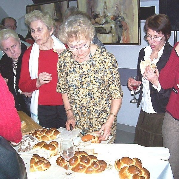 Podczas wernisażu można było zjeść kawałek  chleba z różnych stron świata