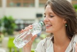 Pijesz wodę prosto z butelki? Uważaj! Może się dla ciebie źle skończyć