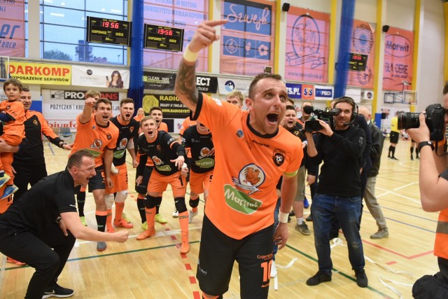 FC Toruń wicemistrzem Polski w futsalu. Zadecydowało o tym zwycięstwo 9:5 nad Clearexem Chorzów. W ostatniej kolejce torunianie zagrają jeszcze z Rekordem Bielsko-Biała. Bramki strzelali Tomasz Kriezel 3, Remigiusz Spychalski 2, Mateusz Cyman 2, Marcin Mikołajewicz i jedna samobójcza.Zobaczcie zdjęcia - jak medal świętował zespół z kibicami!>>>