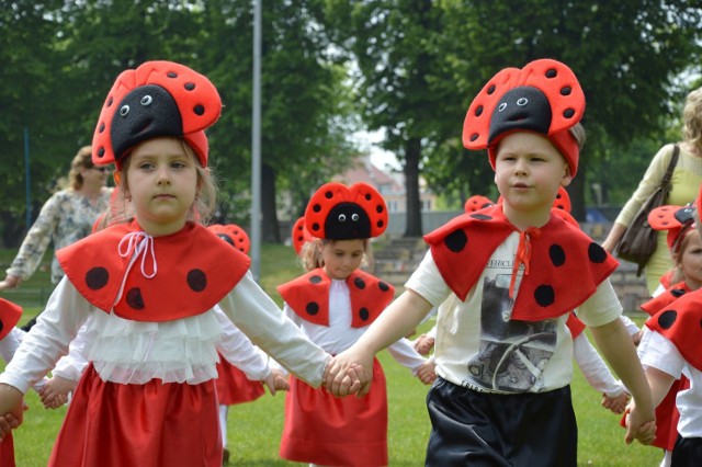 Dni Nysy, organizowane już po raz 23., rozpoczął w piątek barwny i roześmiany korowód, którzy przeszedł ulicami miasta. Przed mieszkańcami Nysy trzy dni zabawy na stadionie. Dziś wieczorem na scenie zagra m.in. Shazza i Don Vasyl z gwiazdami cygańskiej pieśni. W sobotę gwiazdą wieczoru będzie Pectus i Future Folk. Impreza w piątek i sobotę jest biletowana (wejściówki kosztują 5 zł). Na niedzielę wstęp jest wolny. Wtedy na scenie zagra Grzegorz Hyży i zespół Afromental. Dni Nysy to też wiele imprez towarzyszących. Wśród nich m.in.: piknik z funduszami europejskimi, regaty żeglarskie na Jeziorze Nyskim czy finał siatkarskiej ligi amatorskiej.