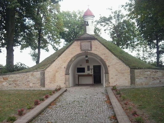 Podczas drugiego etapu prac konserwatorskich odnowiona została kamienna część fasady kaplicy.
