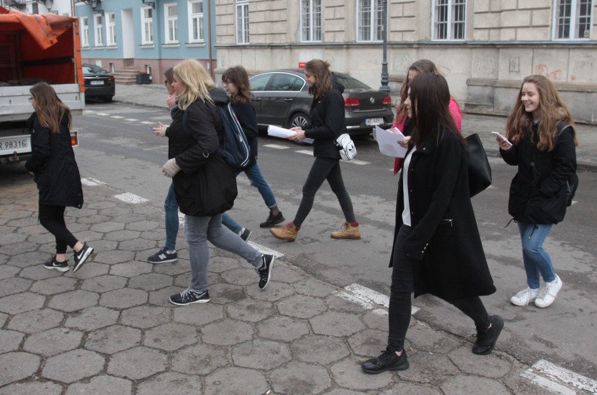 Gra miejska w Radomiu. VII Liceum Ogólnokształcące zorganizowało lekcję historii w plenerze 