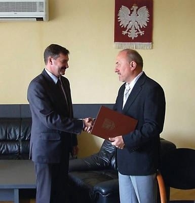 Bogusław Gucik (z prawej) odbiera nominację z rąk burmistrza Libiąża Jacka Latki.