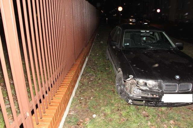 Ul. Dojnowska. 18-latek w bmw spowodował groźny wypadek. Na chodniku potrącił trzy osoby