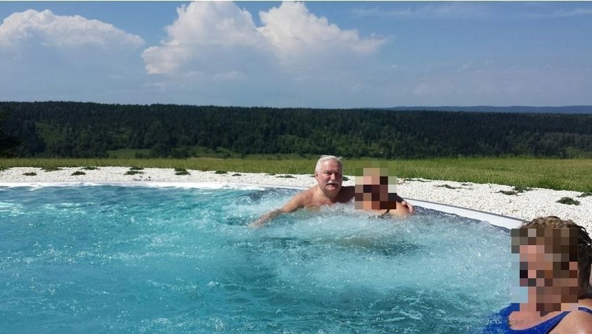 Lech Wałęsa znowu gwiazdą internetu. Na zdjęciach pozuje z Melem Gibsonem i paniami w bikini 