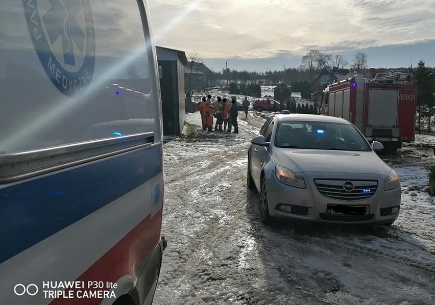 Pod wędkarzami załamał się lód. Udało się ich wyciągnąć.