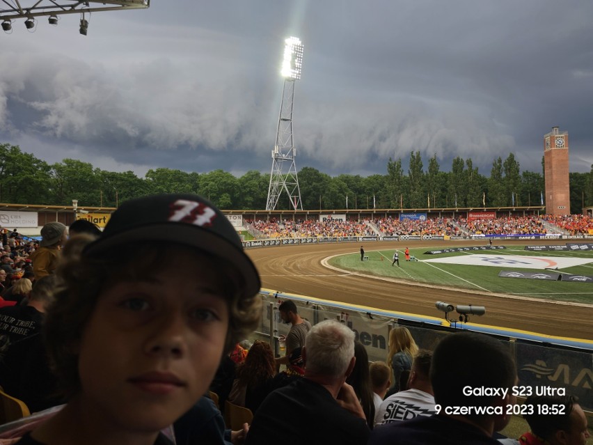 Burza nadciąga nad Stadion Olimpijski podczas meczu...