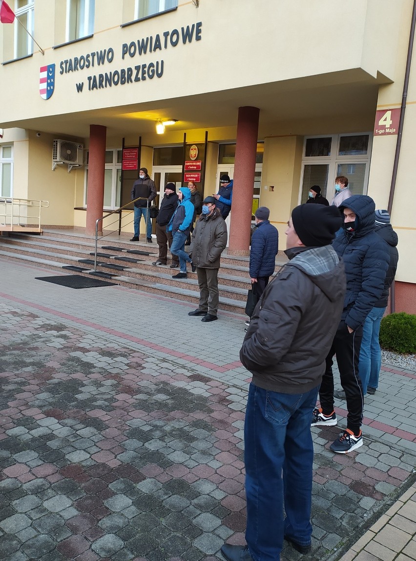 Kolejka od 4 rano przed starostwem powiatowym w Tarnobrzegu. Rejestracja samochodu to "kilkudniowa przygoda"