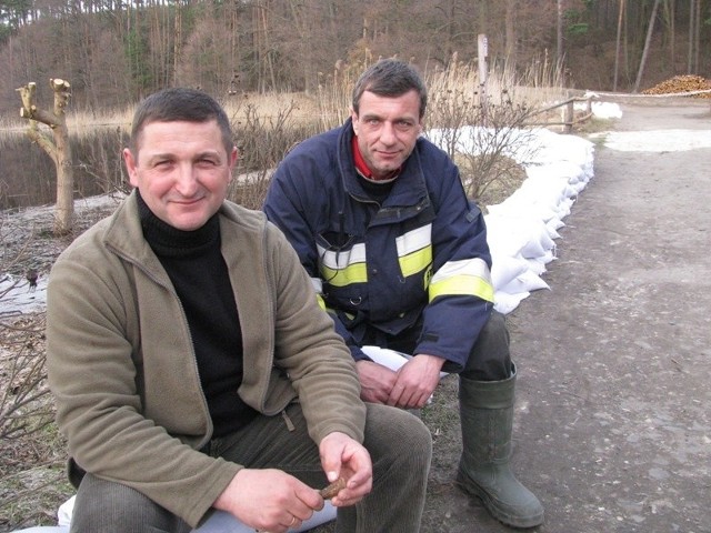Na wałach przeciwpowodziowych dyżury pełnią strażacy ochotnicy. Sytuacje kontroluje też sołtys Ogard Krzysztof Janicki. Z tyłu ochotnik Dariusz Sobczak.
