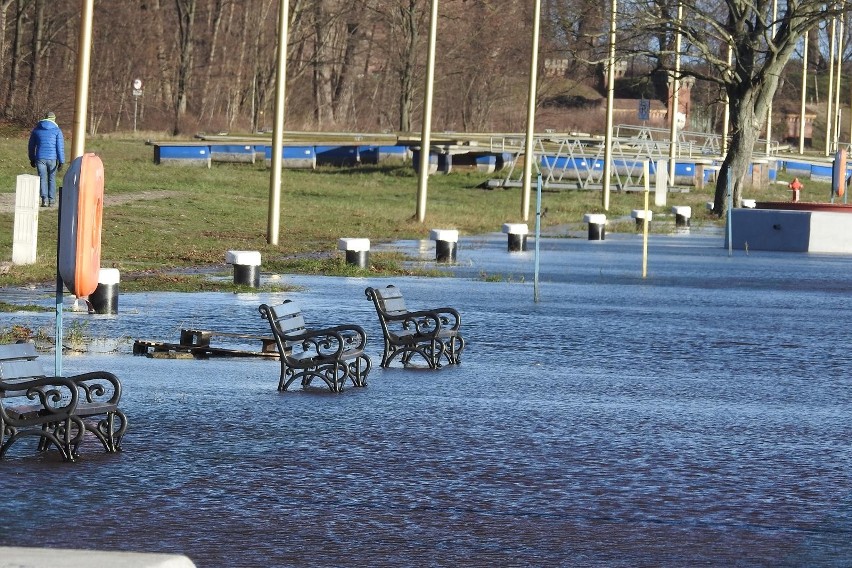 Sztorm w Świnoujściu. Bałtyk zatopił plażę oraz nabrzeża wysp. Takiej sytuacji nie było tu już dawno [ZDJĘCIA]