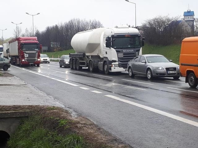 Zderzenie samochodów na drodze 94 w Olkuszu. Na odcinku w stronę Krakowa powstał wielki korek [ZDJĘCIA]