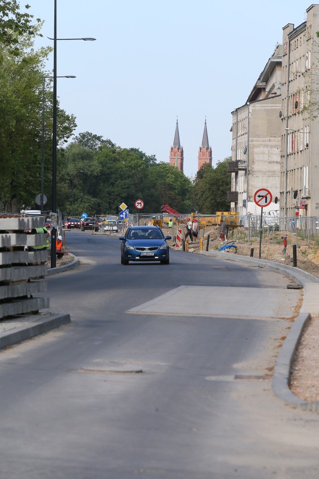 Coraz więcej odcinków ul. Wojska Polskiego ma już nowy asfalt i jest udostępnione do ruchu.