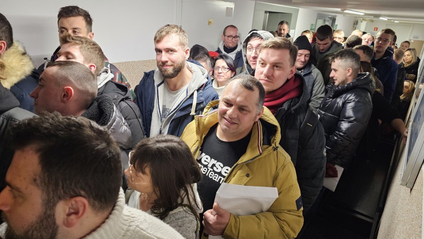 Całą noc czekali w kolejce do Wojewódzkiego Urzędu Pracy w Kielcach! Ludzie mówią o skandalu z wnioskami i tajemniczym busie z dokumentami