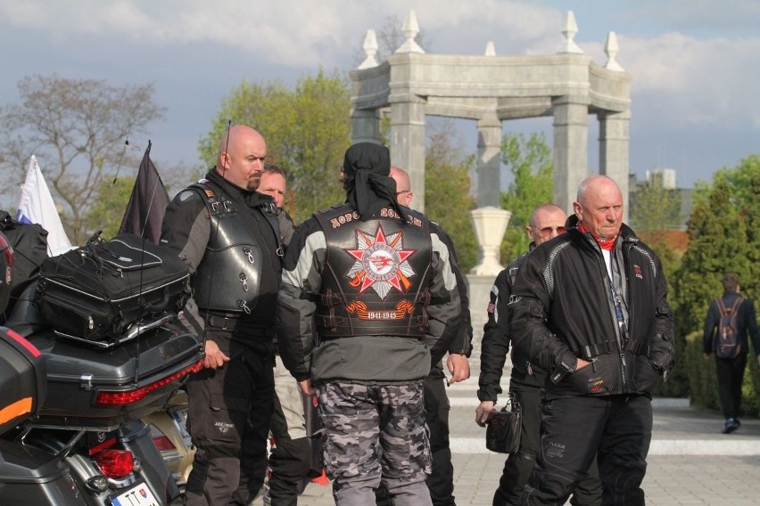 Nocne Wilki jednak we Wrocławiu. Motocykliści złożyli kwiaty na Cmentarzu Żołnierzy Radzieckich