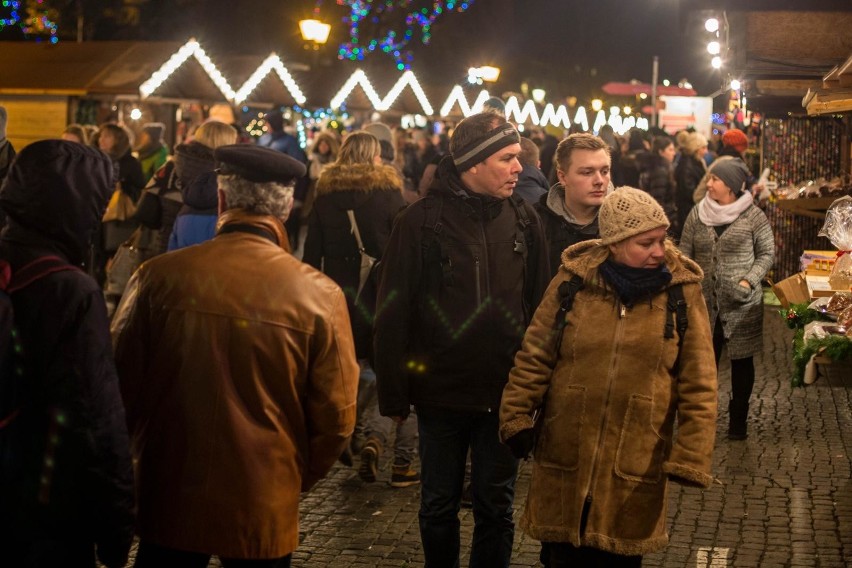 Gdański Jarmark Bożonarodzeniowy 2018. Dwupoziomowa Karuzela Gdańska, stoiska z rękodziełem, Anielski Młyn i wiele innych atrakcji [program]