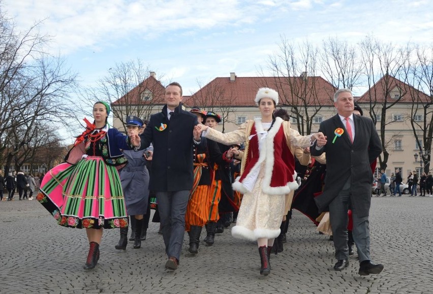 Polonez na ponad 130 par na Starym Rynku w Łowiczu [ZDJĘCIA]